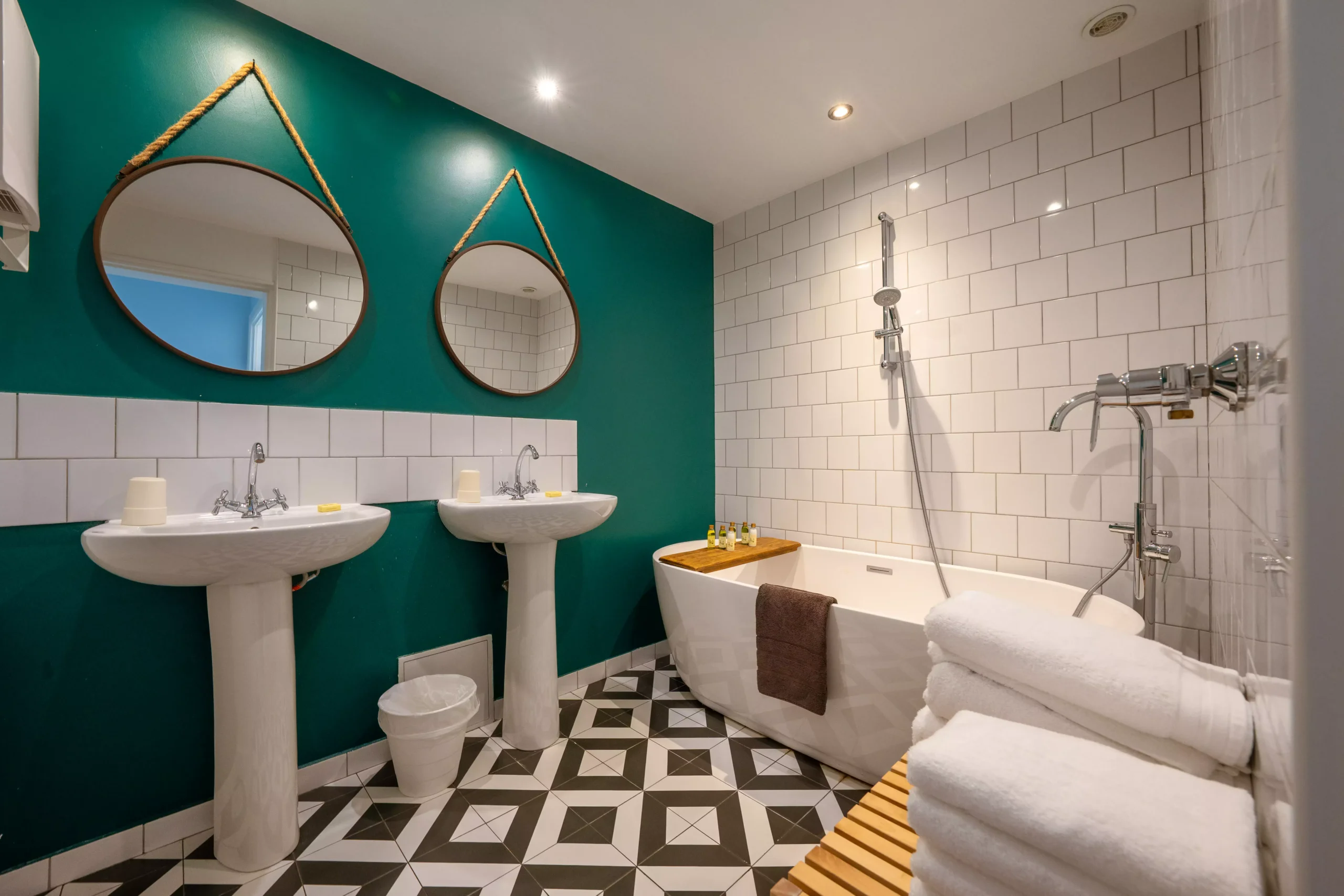 Villa Le Perchoir - Vue globale de la salle de bain aux murs verts.