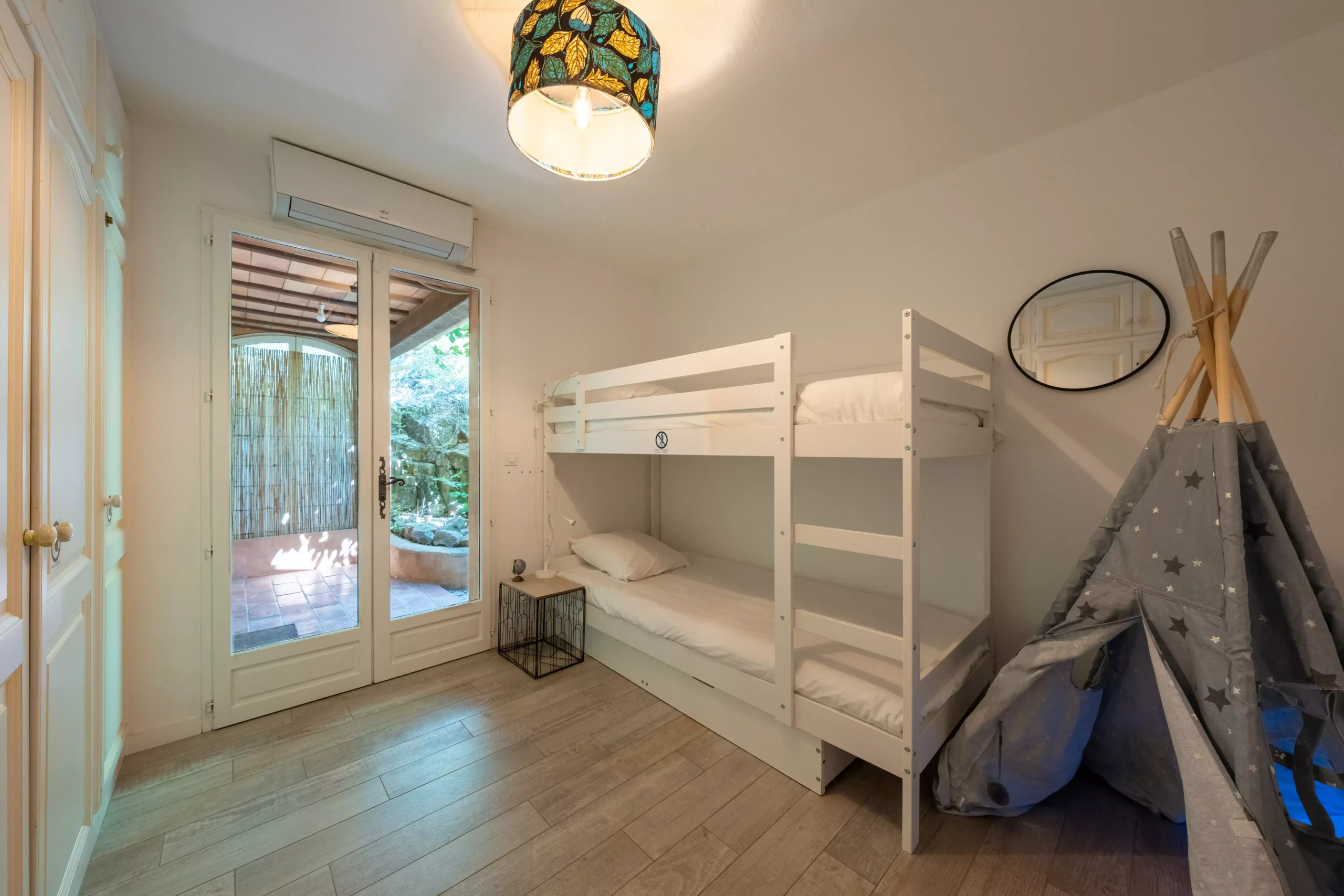 Villa Le Perchoir - Lits superposés et une tente type tipi pour les enfants.