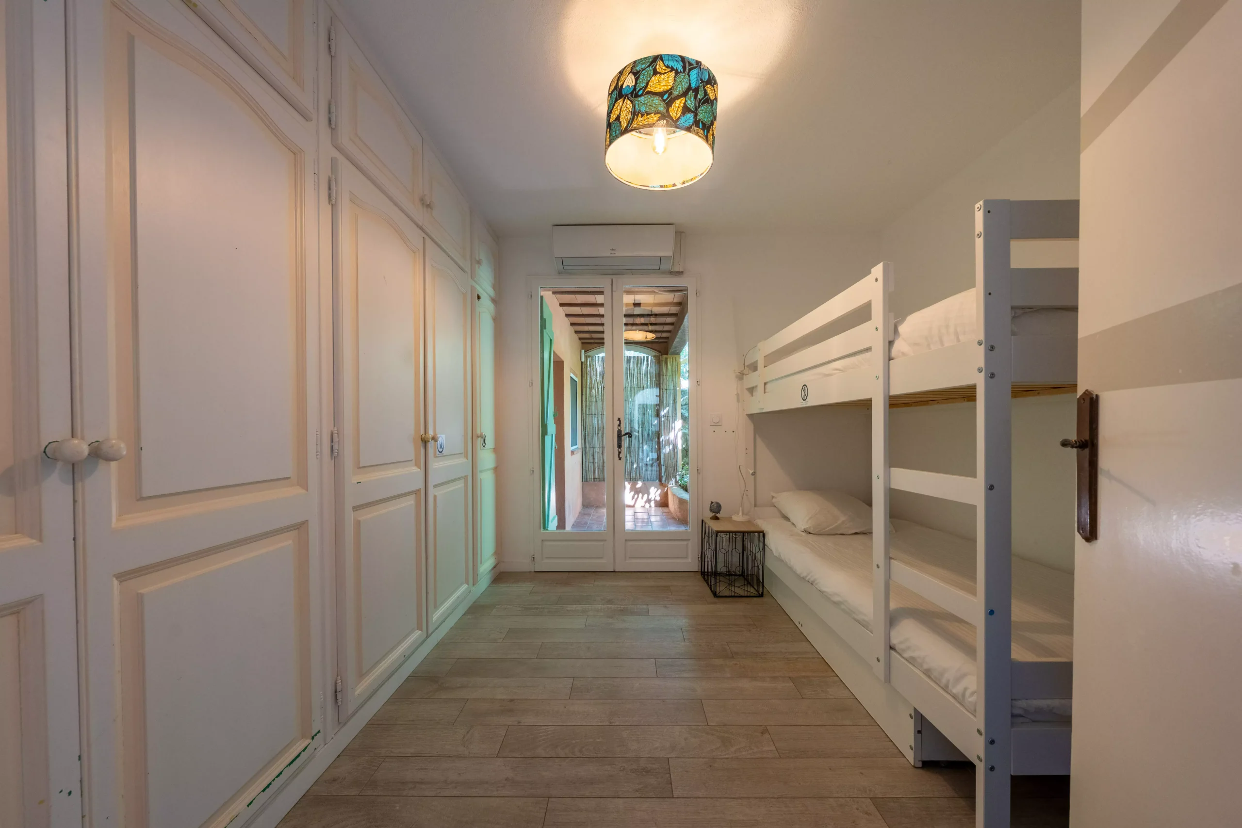 Villa Le Perchoir - Chambre avec lits superposés et de grands placards.