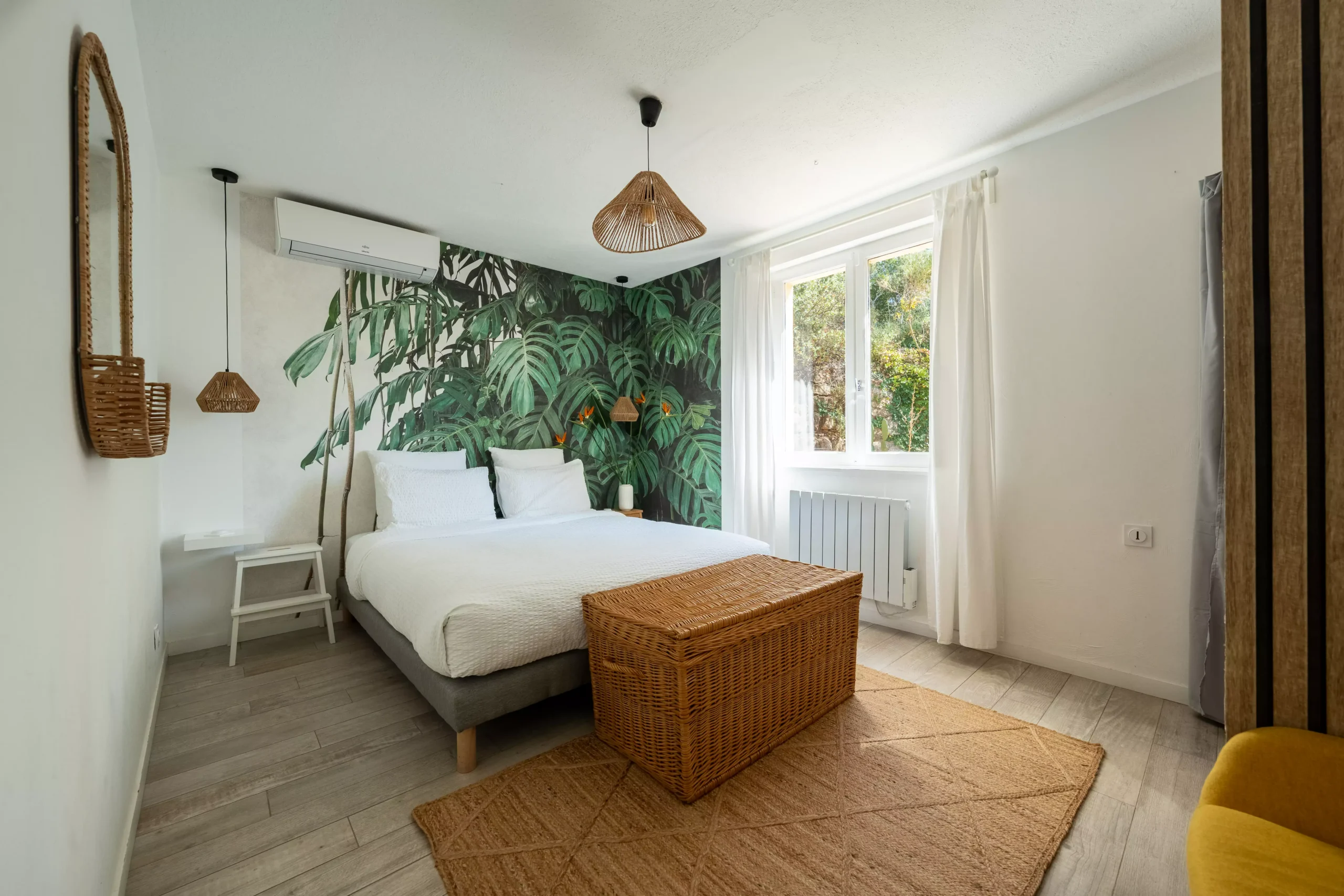 Villa Le Perchoir - Chambre avec de la décoration en osier.