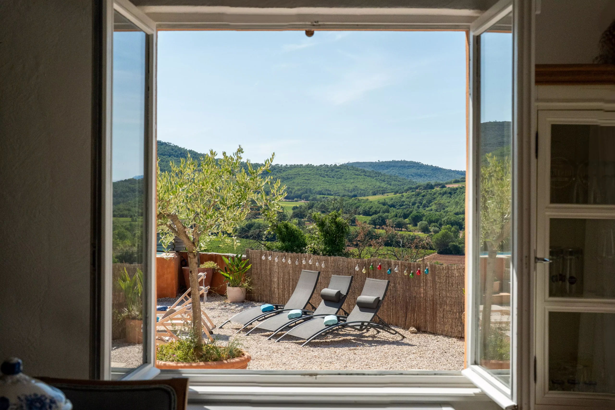Villa Le Perchoir - Vue sur l'extérieur depuis le salon.