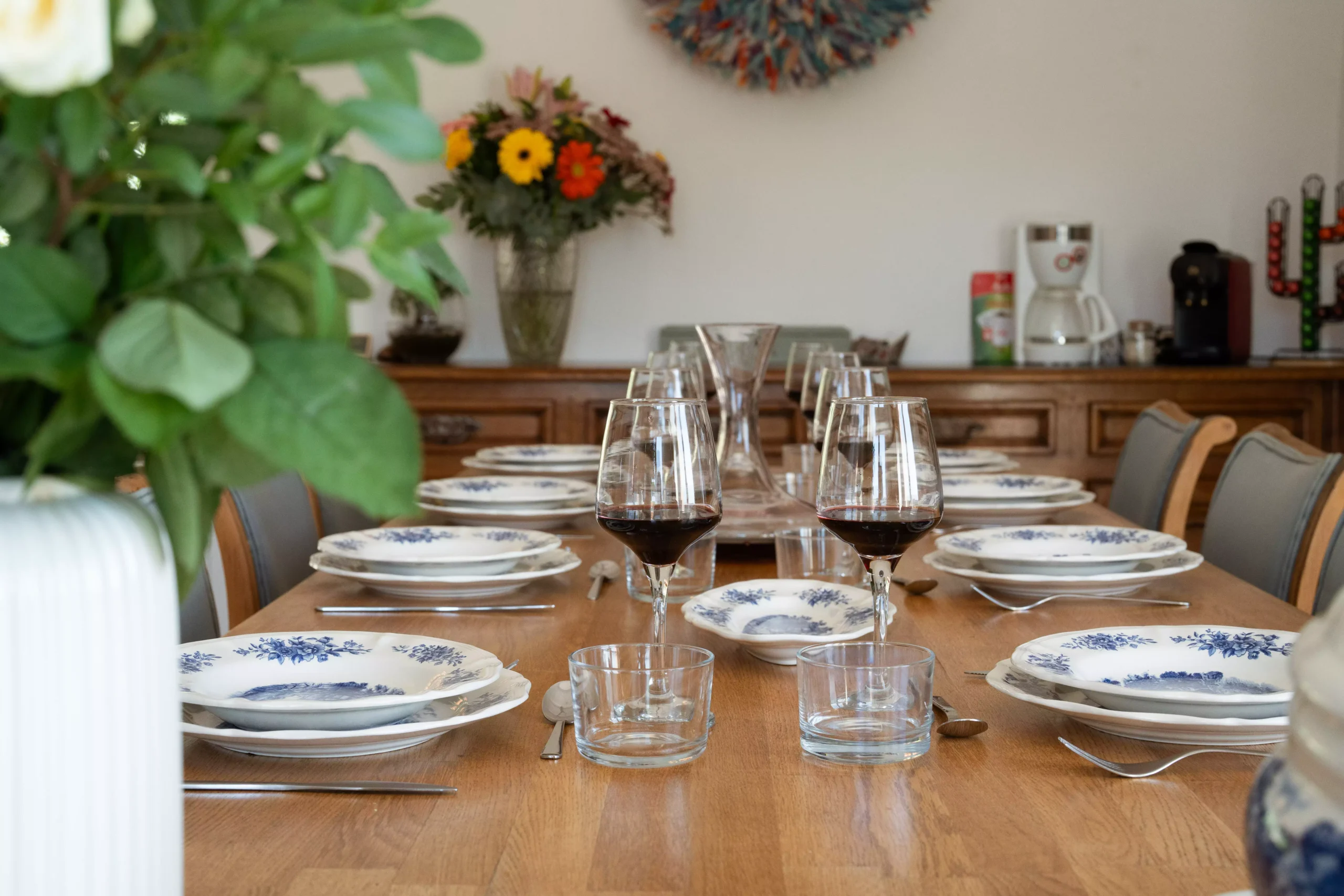 Villa Le Perchoir - Table à manger dressée avec de la belle vaisselle et des verres de vin.
