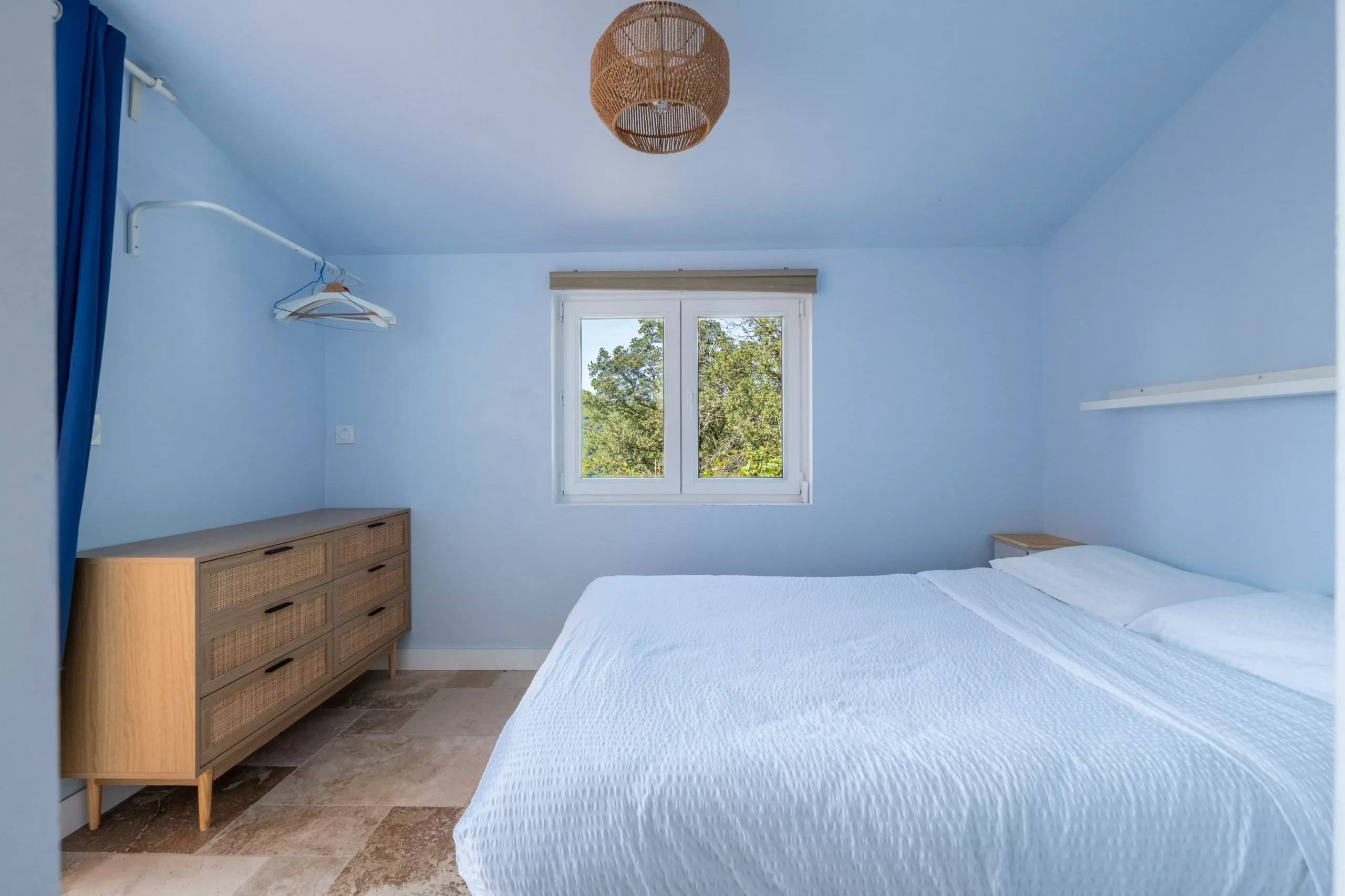 Villa Le Perchoir - Chambre avec grand lit blanc deux places.