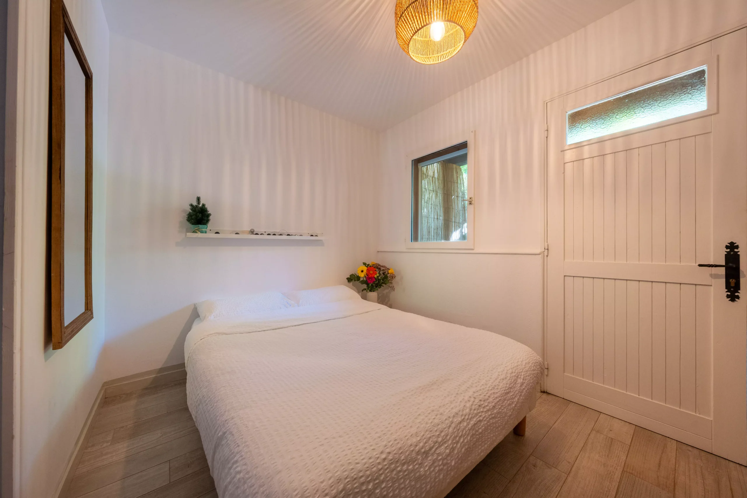 Villa Le Perchoir - Chambre avec miroir accroché au mur.