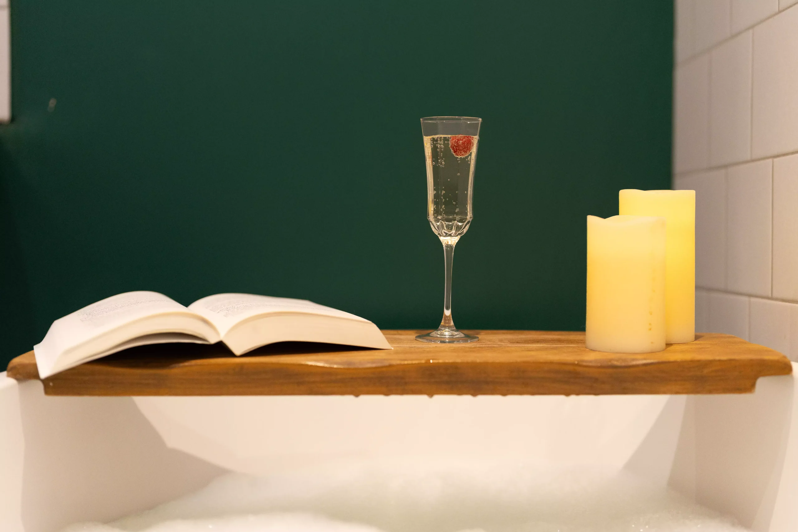 Villa Le Perchoir - Ambiance chaleureuse dans le bain avec des bougies et un livre.