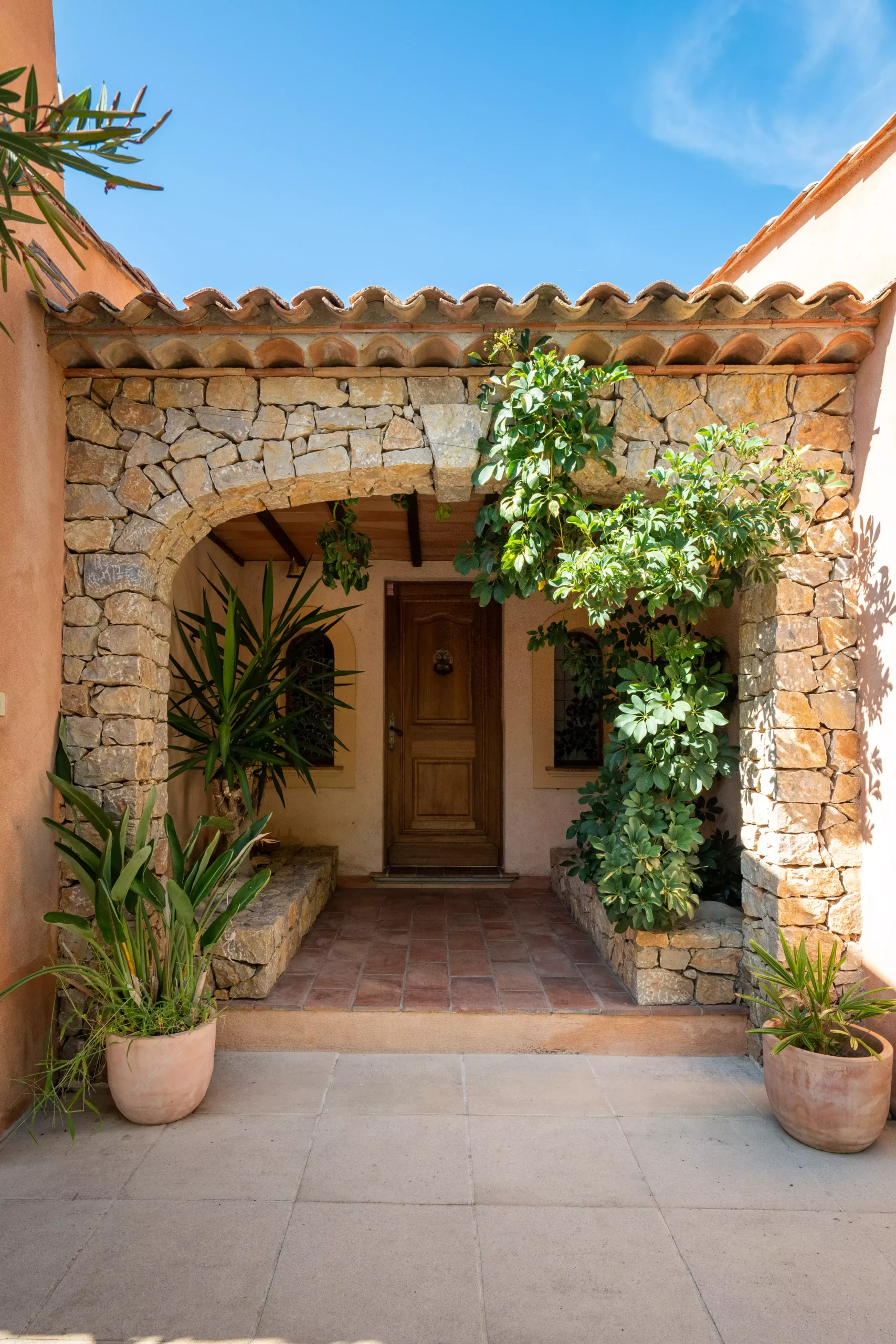 Villa Le Perchoir - Magnifique façade provençale de la porte d'entrée.