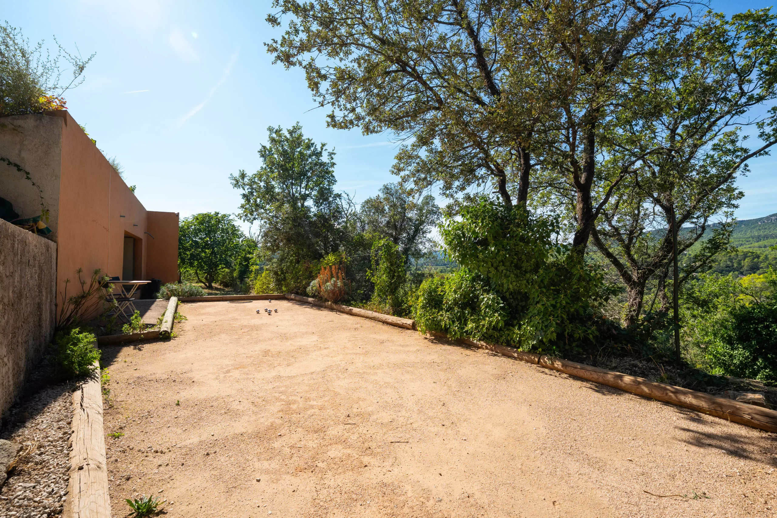 Villa Le Perchoir - Vue sur le terrain de pétanque.