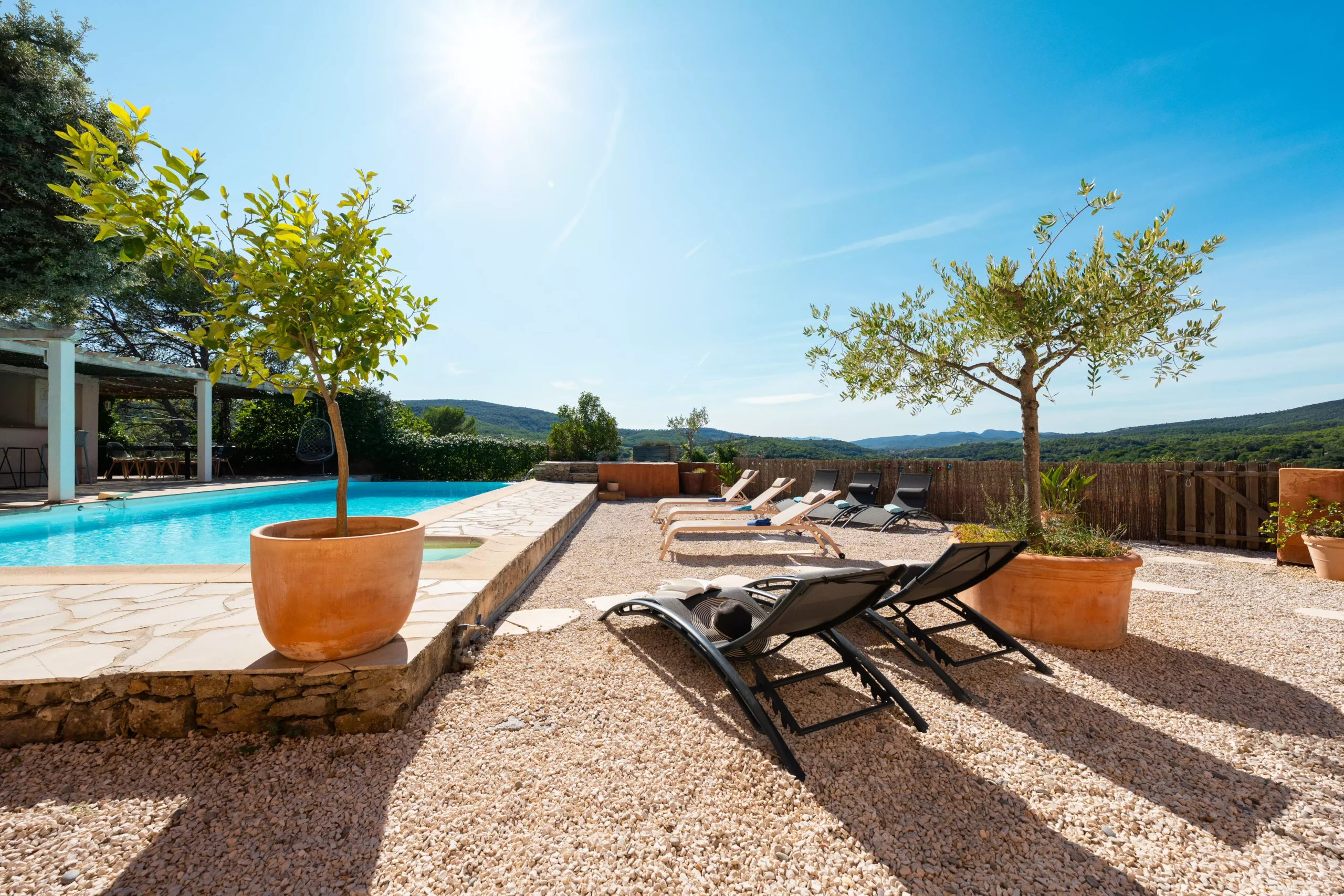 Villa Le Perchoir - Vue sur les nombreux transats autour de la piscine.
