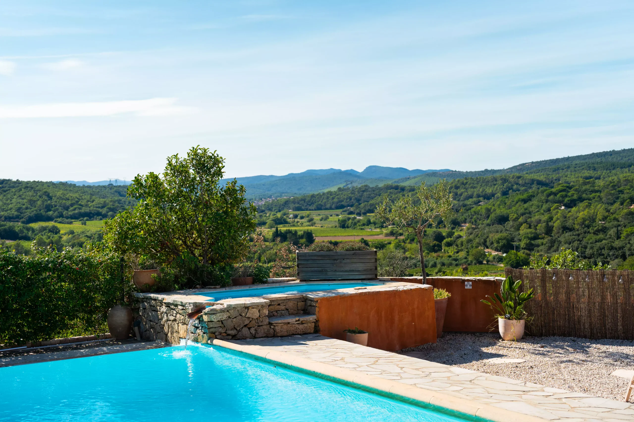 Villa Le Perchoir - Vue sur le jacuzzi près de la piscine.