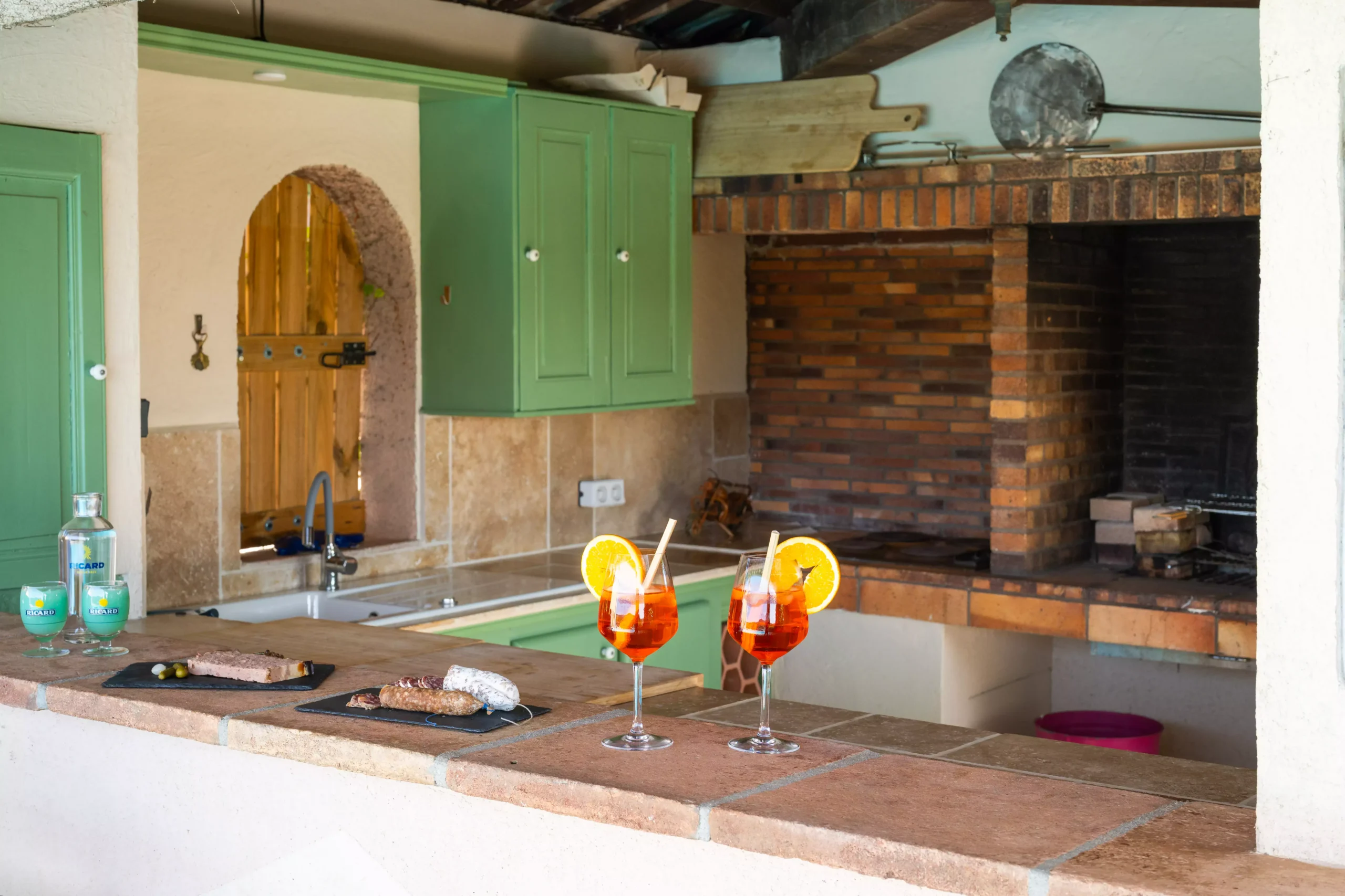 Villa Le Perchoir - Cocktails, saucisson et pâté sur le bar extérieur.