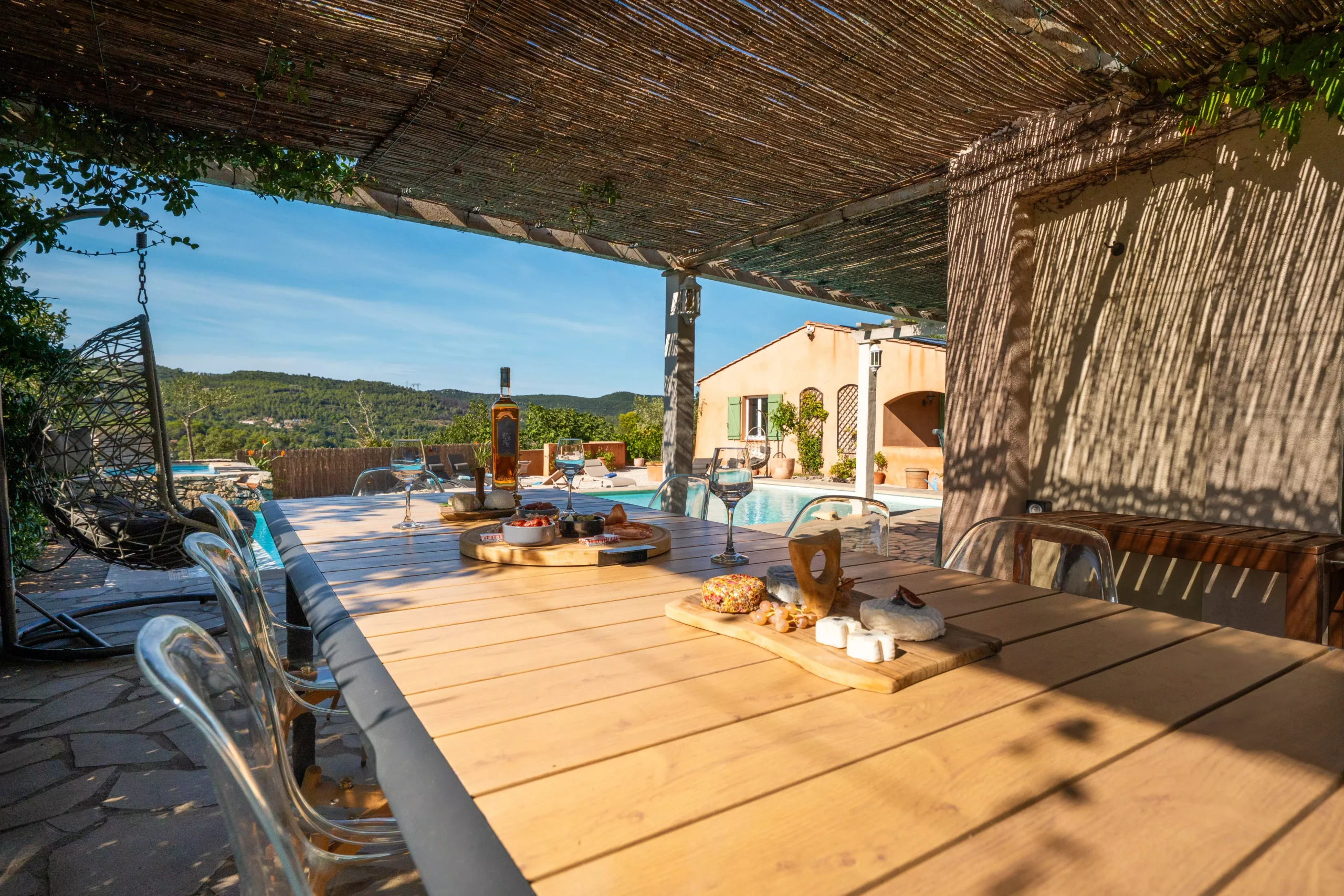 Villa Le Perchoir - Apéritif disposé sur la table du jardin.