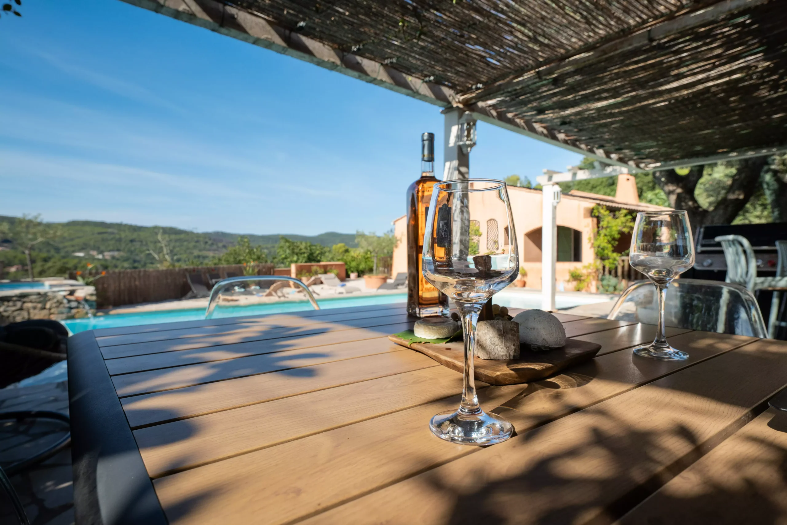 Villa Le Perchoir - Verres sur la table d'extérieur.