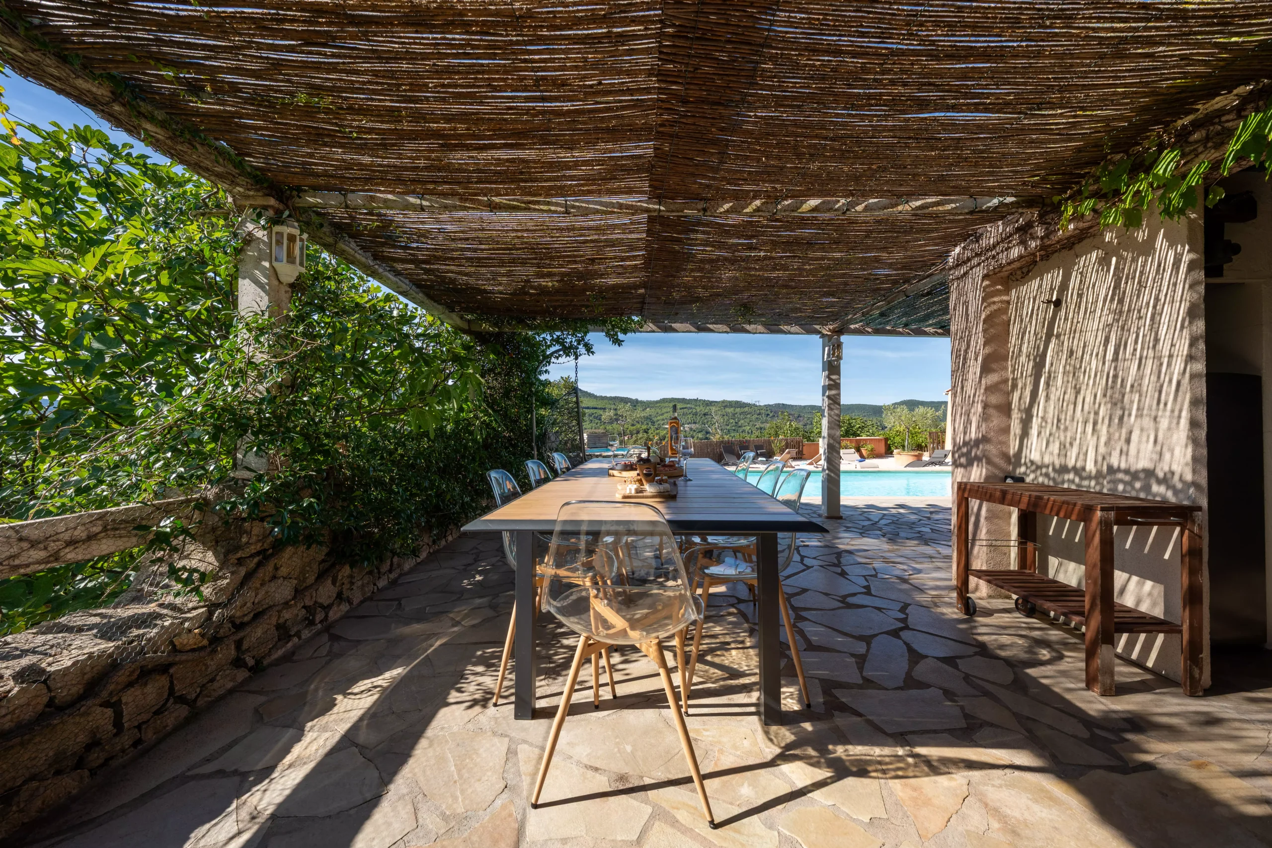 Villa Le Perchoir - Grande table de restauration proche de la piscine chauffée.