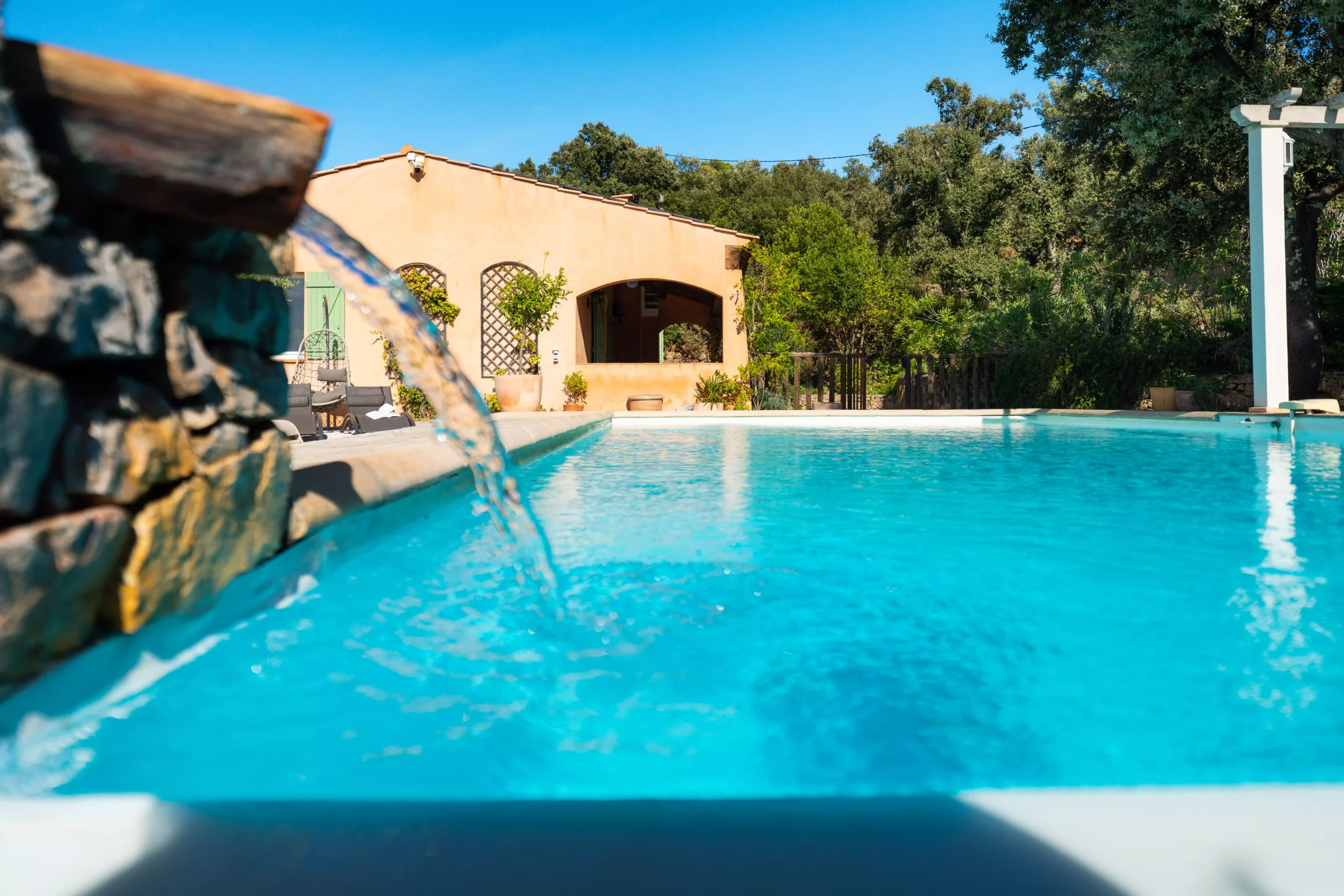 Villa Le Perchoir - Gros plan sur l'écoulement de la piscine à débordement.