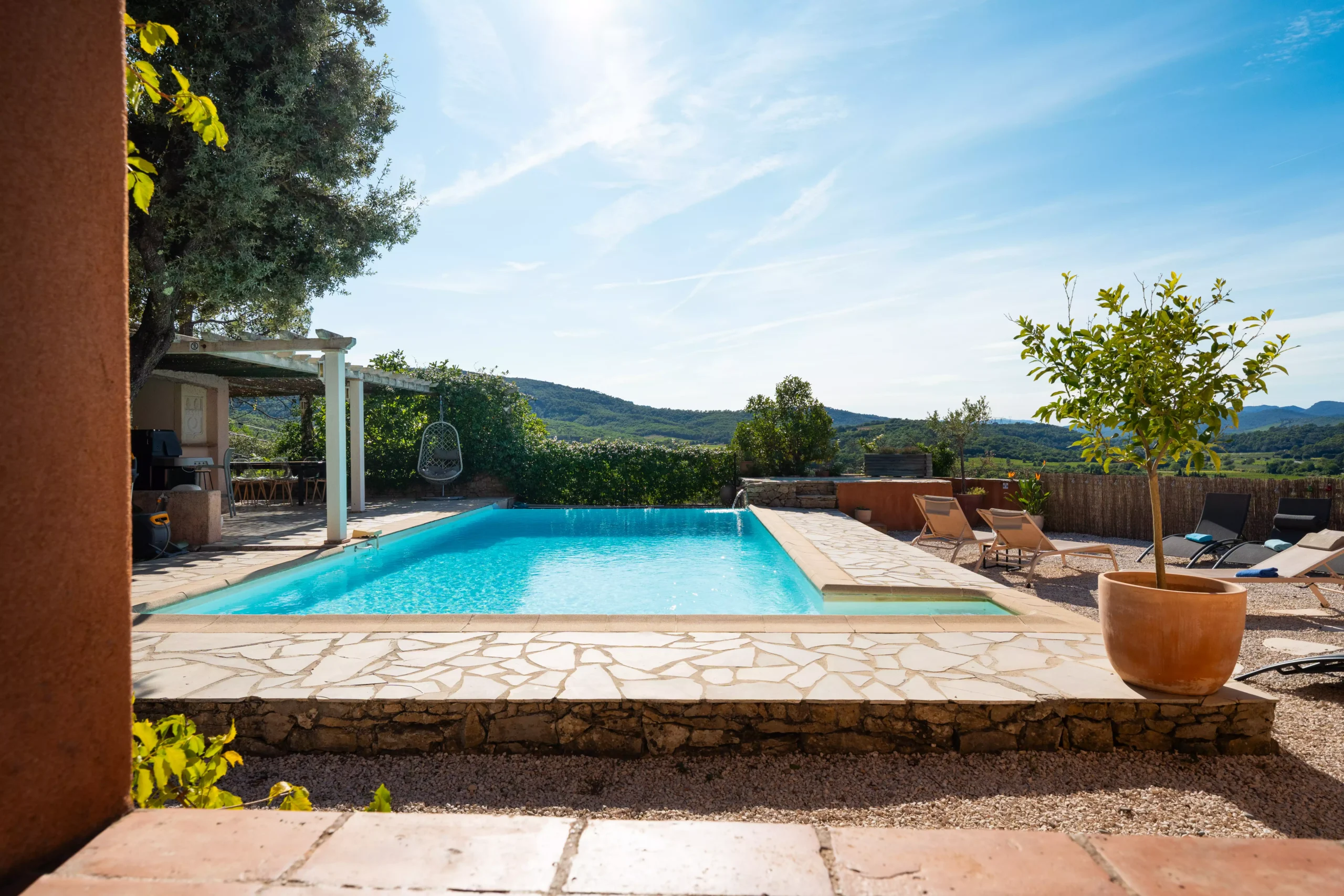 Villa Le Perchoir - Piscine et vue sur les collines et les oliviers.