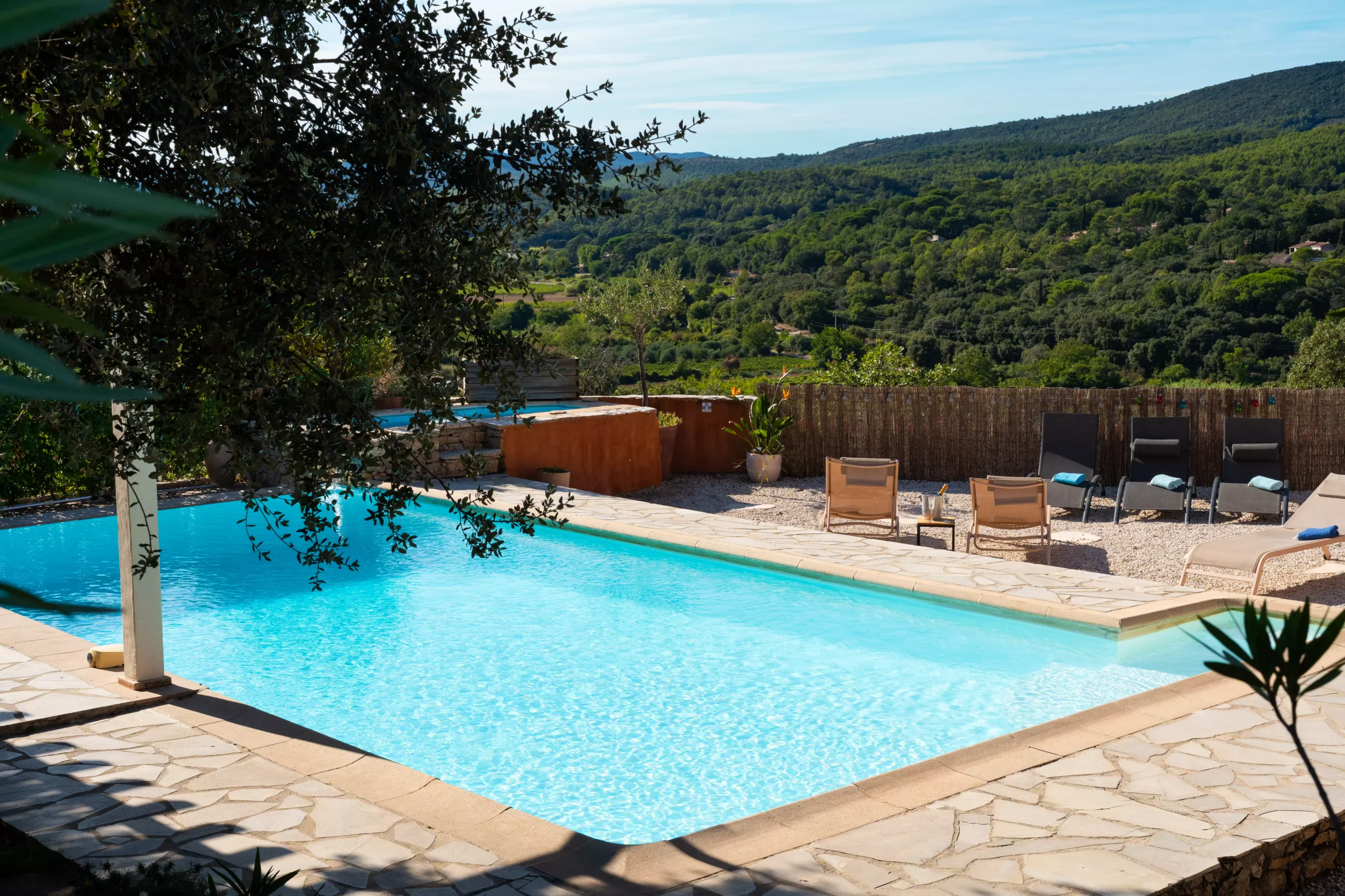 Villa Le Perchoir - Piscine privée vue plongeante avec transats et collines.